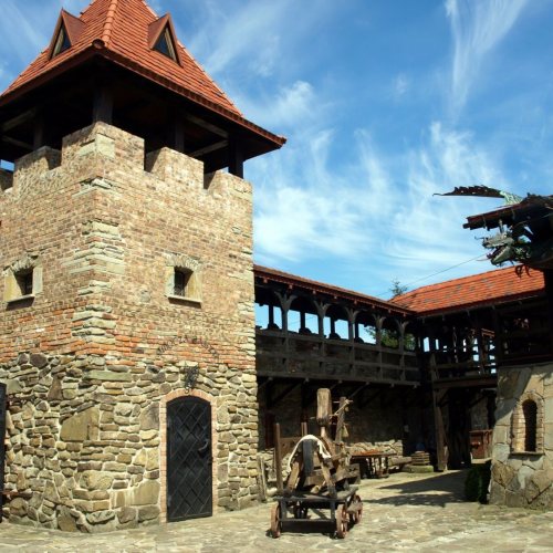 Zamek Stara Baśń w Grybowie - wejścia indywidualne